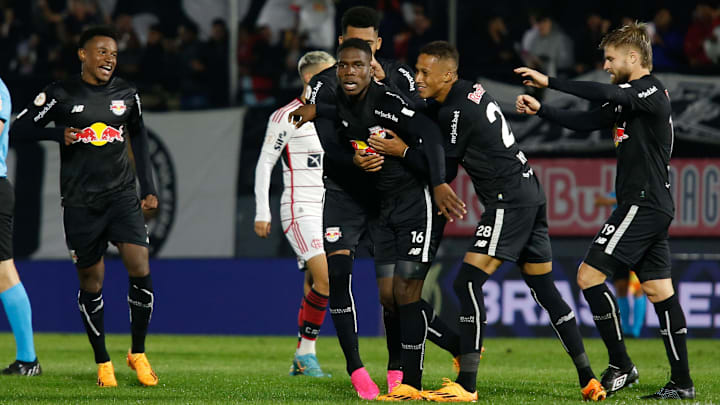 Henry Mosquera, do Bragantino, anotou doblete contra o Flamengo.