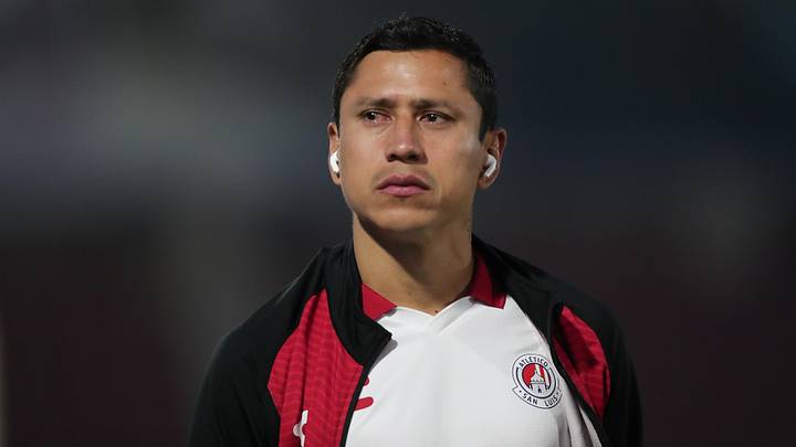 El excapitán de Cruz Azul puso punto final a una trayectoria de 20 años. El excapitán de Cruz Azul puso punto final a una trayectoria de 20 años.