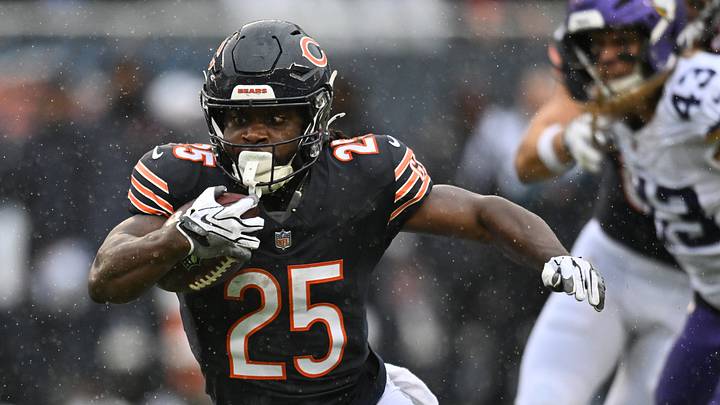 Chicago Bears RB Kyle Monangai runs the ball against the Minnesota Vikings.  Mandatory Credit: Patrick Gorski-Imagn Images
