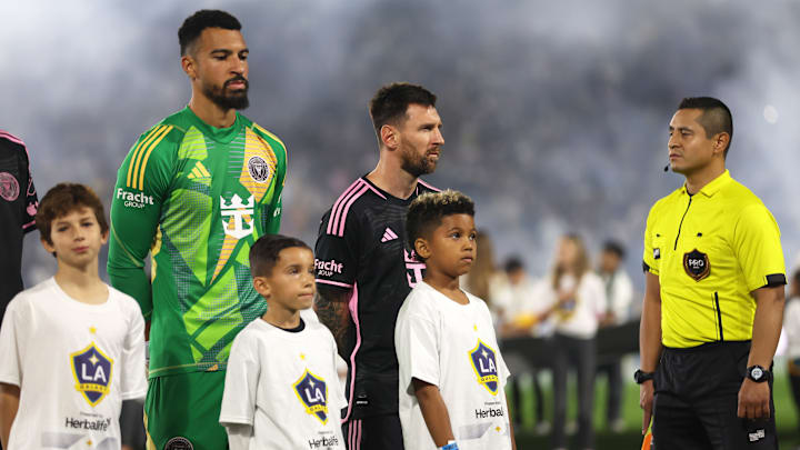 Lionel Messi y Saint West posando antes del juego del Inter Miami vs. Los Angeles Galaxy