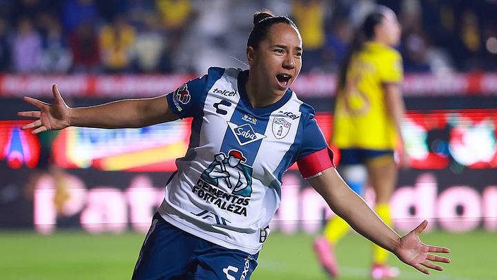 Charlyn Corral durante uno de sus goles con el Pachuca.