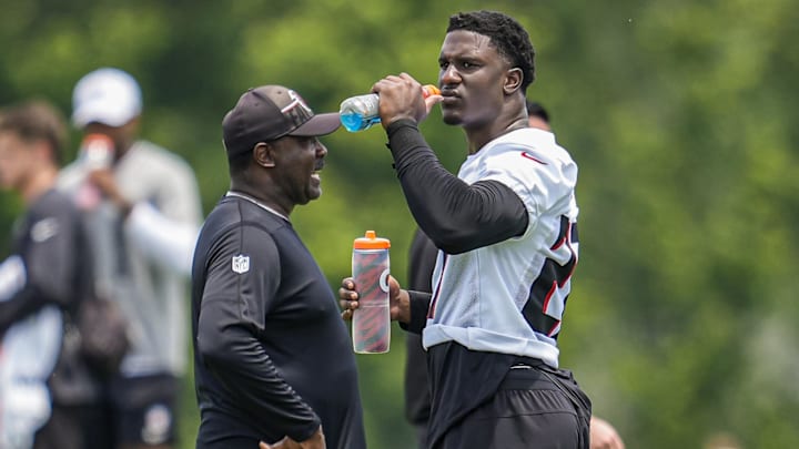 Jun 11, 2025; Atlanta, GA, USA; Atlanta Falcons linebacker James Pearce Jr. (27) takes a drink on the field during Minicamp practice at Children's Healthcare of Atlanta Training Ground. Mandatory Credit: Dale Zanine-Imagn Images Jun 11, 2025; Atlanta, GA, USA; Atlanta Falcons linebacker James Pearce Jr. (27) takes a drink on the field during Minicamp practice at Children's Healthcare of Atlanta Training Ground. Mandatory Credit: Dale Zanine-Imagn Images