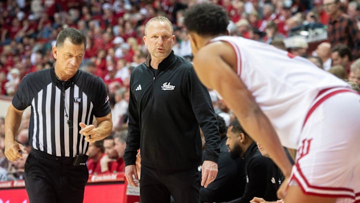 Indiana Head Coach Darian DeVries talks with Nick Dorn (7) during the Indiana versus Oregon men's basketball game at Simon Skjodt Assembly Hall on Monday, Feb. 9, 2026. Indiana Head Coach Darian DeVries talks with Nick Dorn (7) during the Indiana versus Oregon men's basketball game at Simon Skjodt Assembly Hall on Monday, Feb. 9, 2026.