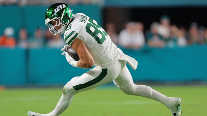 Jets tight end Mason Taylor makes a catch during a game.