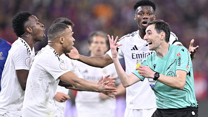 Schiedsrichter de Burgos Bengoetxea und Spieler von Real Madrid im Finale der Copa del Rey.