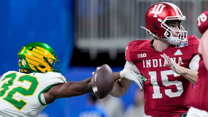 Oregon Ducks edge rusher Nasir Wyatt (32) strips the ball from Indiana Hoosiers quarterback Fernando Mendoza. Elite edge rushers can wreck an offense with disruption and relentless effort.