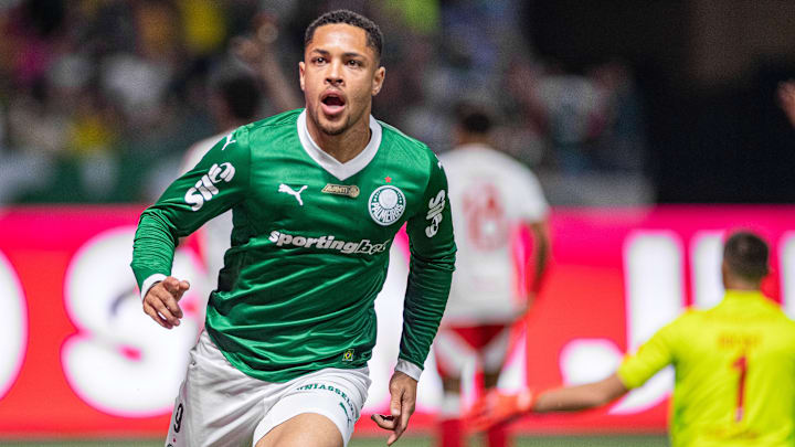 Vitor Roque fez três gols contra o Internacional