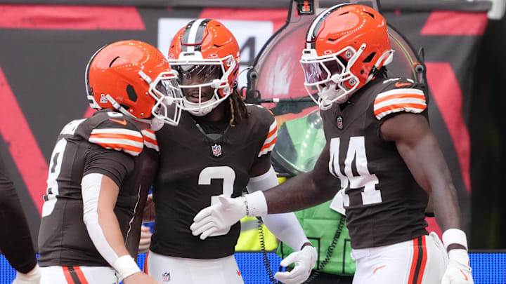 Oct 5, 2025; Tottenham, United Kingdom; Cleveland Browns tight end Harold Fannin Jr. (44) celebrates with quarterback Dillon Gabriel (left) after scoring a touchdown against the Minnesota Vikings during the first quarter of an NFL International Series game at Tottenham Hotspur Stadium. Mandatory Credit: Kirby Lee-Imagn Images Oct 5, 2025; Tottenham, United Kingdom; Cleveland Browns tight end Harold Fannin Jr. (44) celebrates with quarterback Dillon Gabriel (left) after scoring a touchdown against the Minnesota Vikings during the first quarter of an NFL International Series game at Tottenham Hotspur Stadium. Mandatory Credit: Kirby Lee-Imagn Images