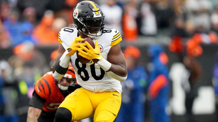 Pittsburgh Steelers tight end Darnell Washington (80) completes a catch in the second quarter of a Week 12 NFL football game between the Pittsburgh Steelers and the Cincinnati Bengals, Sunday, Nov. 26, 2023, at Paycor Stadium.