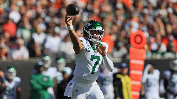 Oct 26, 2025; Cincinnati, Ohio, USA; New York Jets quarterback Justin Fields (7) of the New York Jets throws the ball during the game against the Cincinnati Bengals during the first quarter at Paycor Stadium. Mandatory Credit: Katie Stratman-Imagn Images Oct 26, 2025; Cincinnati, Ohio, USA; New York Jets quarterback Justin Fields (7) of the New York Jets throws the ball during the game against the Cincinnati Bengals during the first quarter at Paycor Stadium. Mandatory Credit: Katie Stratman-Imagn Images
