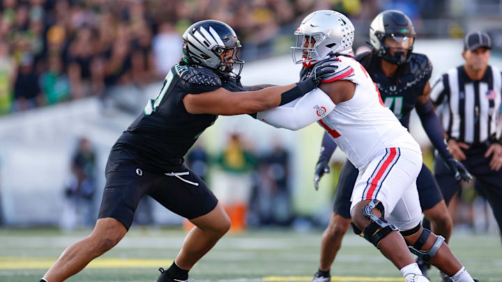 Ohio State offensive tackle Josh Simmons (R) vs. Oregon defensive end Matayo Uiagalelei (L)