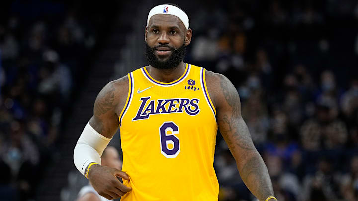 LeBron James debutó en su temporada 19 en la NBA