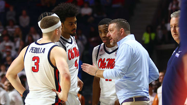 Jan 29, 2025; Oxford, Mississippi, USA; Mississippi Rebels head coach Chris Beard huddles with guard Sean Pedulla (3), forward Jaemyn Brakefield (4), and guard Matthew Murrell (11) during the second half against the Texas Longhorns at The Sandy and John Black Pavilion at Ole Miss. Mandatory Credit: Petre Thomas-Imagn Images Jan 29, 2025; Oxford, Mississippi, USA; Mississippi Rebels head coach Chris Beard huddles with guard Sean Pedulla (3), forward Jaemyn Brakefield (4), and guard Matthew Murrell (11) during the second half against the Texas Longhorns at The Sandy and John Black Pavilion at Ole Miss. Mandatory Credit: Petre Thomas-Imagn Images
