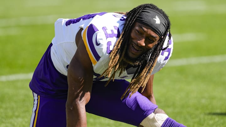 Sep 29, 2024; Green Bay, Wisconsin, USA; Minnesota Vikings running back Aaron Jones (33) stretches during warmups prior to the game against the Minnesota Vikings at Lambeau Field. Sep 29, 2024; Green Bay, Wisconsin, USA; Minnesota Vikings running back Aaron Jones (33) stretches during warmups prior to the game against the Minnesota Vikings at Lambeau Field.