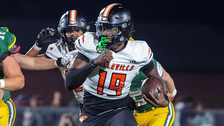 Belleville's Bryce Underwood carries the ball during a 30-29 loss to Howell Friday, Oct. 25, 2024 in Howell.