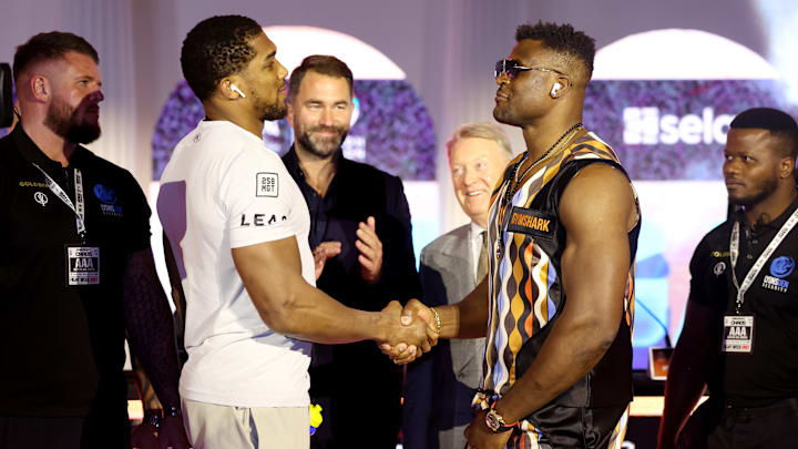Anthony Joshua y Francis Ngannou en la presentación de su próxima pelea