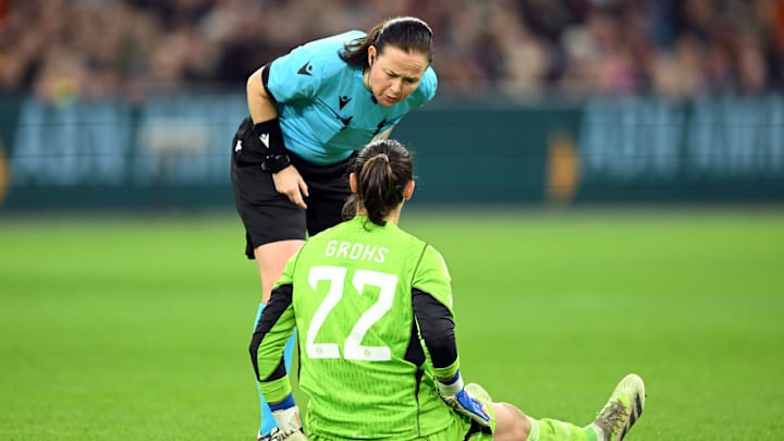 Mala Grohs zeigt in der Schlussphase eine Verletzung an