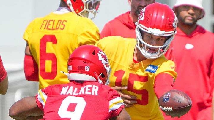 Jun 9, 2026; Kansas City, MO, USA; Kansas City Chiefs quarterback Patrick Mahomes (15) hands off to Kansas City Chiefs running back Kenneth Walker (9) during the Kansas City Chiefs mandatory mini-camp at the Chiefs practice facility. Mandatory Credit: Denny Medley-Imagn Images