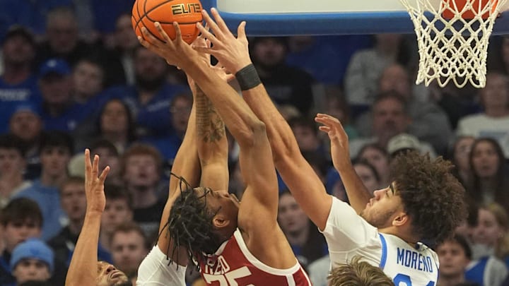 Kentucky's center Malachi Moreno (24) and Mouhamed Dioubate (23) fight for the ball against Oklahoma’s Derrion Reid Wednesday night at Rupp Arena.
Feb. 4, 2026