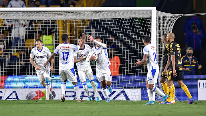 Jugadores de Cruz Azul celebran un gol ante Tigres UANL. Jugadores de Cruz Azul celebran un gol ante Tigres UANL.