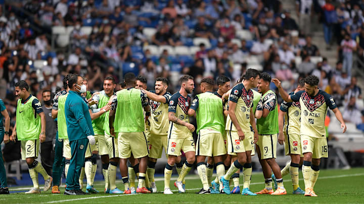 Jugadores del América celebran un gol ante Rayados de Monterrey.