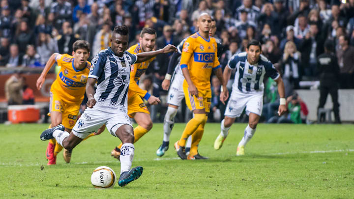 El jugador Avilés Hurtado dispara de penal.