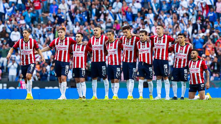 Jugadores de Chivas en partido de repechaje ante Puebla.