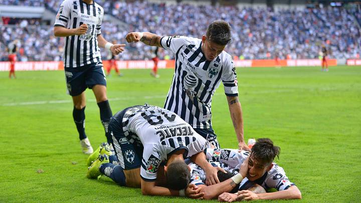 Jugadores de Rayados de Monterrey celebran un gol.