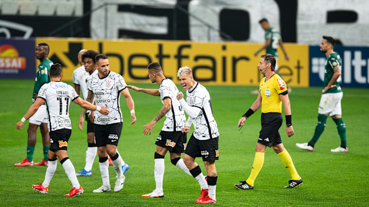 Corinthians detém 100% dos direitos econômicos de três dos quatro grandes reforços da temporada. A exceção é Róger Guedes. Corinthians detém 100% dos direitos econômicos de três dos quatro grandes reforços da temporada. A exceção é Róger Guedes.
