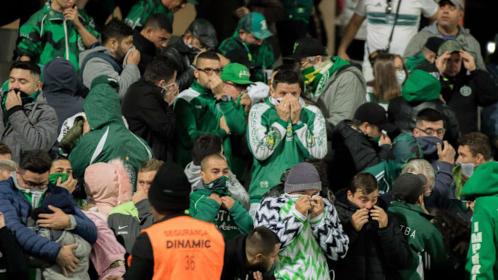 Polícia utilizou gás de pimenta para conter a briga generalizada nas imediações do Couto Pereira