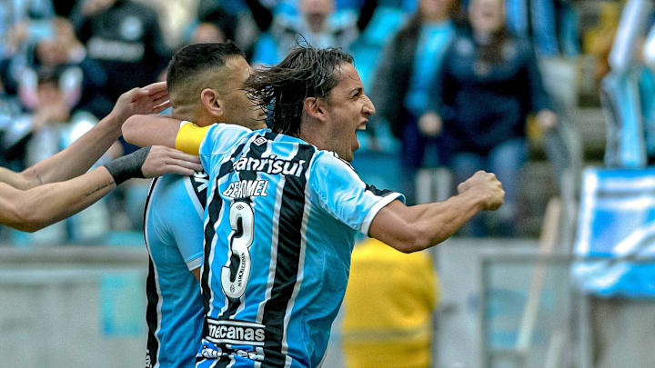 Zagueiro está com 36 anos e é ídolo da torcida gremista