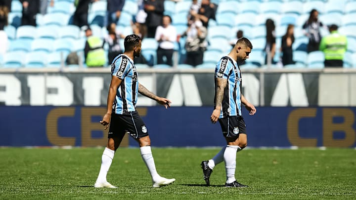 João Pedro (d) teve atuação horrorosa contra o Atlético-MG