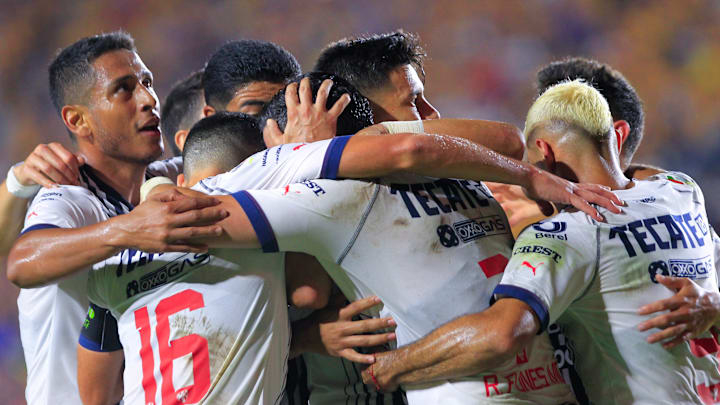 Jugadores de Monterrey celebran un gol.