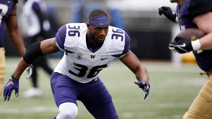 Huskies linebacker Azeem Victor (36) takes part in a 2017 drill. 
