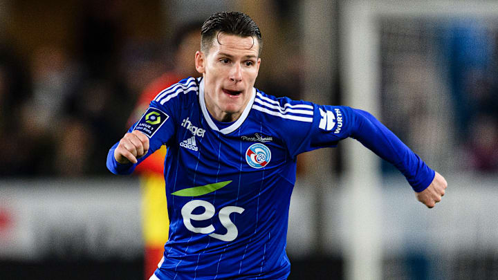 Kevin Gameiro, joueur le mieux payé du RC Strasbourg. Kevin Gameiro, joueur le mieux payé du RC Strasbourg.