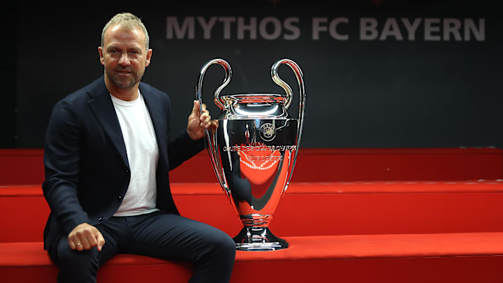 Hans Flick con el trofeo de la Champions League, campeonato que consiguió con el Bayern Munich en 2020