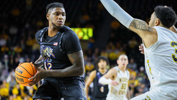 Memphis is a home favorite to Florida Atlantic in Sunday's College Basketball action.