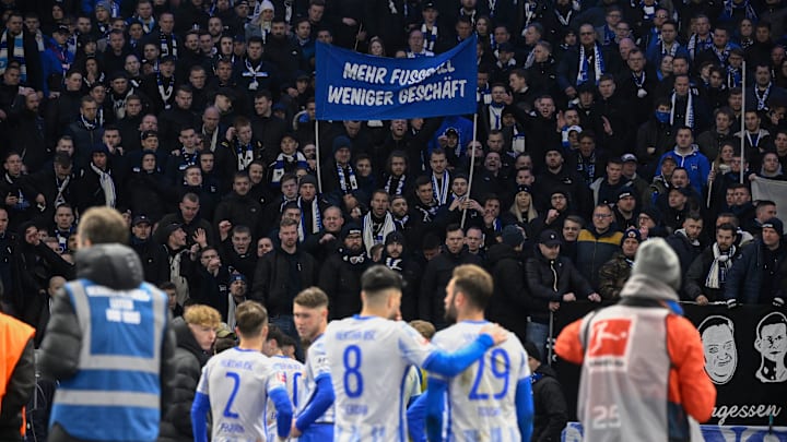 Die Hertha-Spieler nach Abpfiff bei den Fans