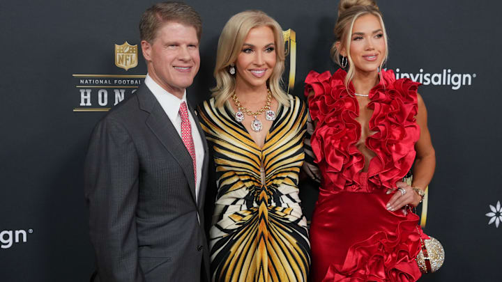 Kansas City Chiefs owner Clark Hunt (left) with his wife Tavia Shackles (center) and daughter Gracie Hunt (right)  on the red carpet before Super Bowl LIX NFL Honors at Saenger Theatre.