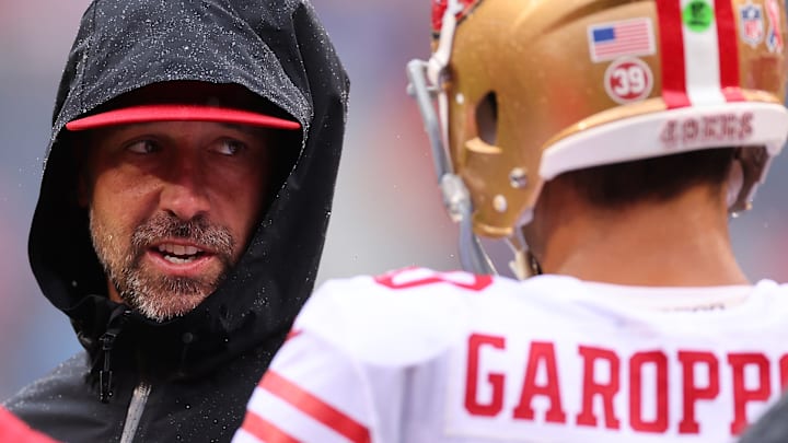 San Francisco 49ers heads coach Kyle Shanahan (L) talks with quarterback Jimmy Garoppolo (R)