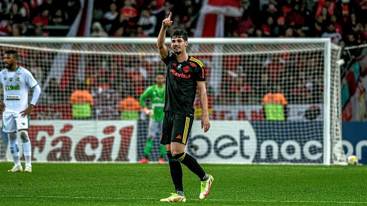 Johnny marcou duas vezes no clássico contra o Juventude