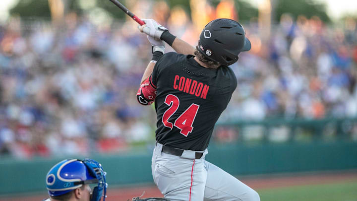 Georgia's first baseman Charlie Condon (24)