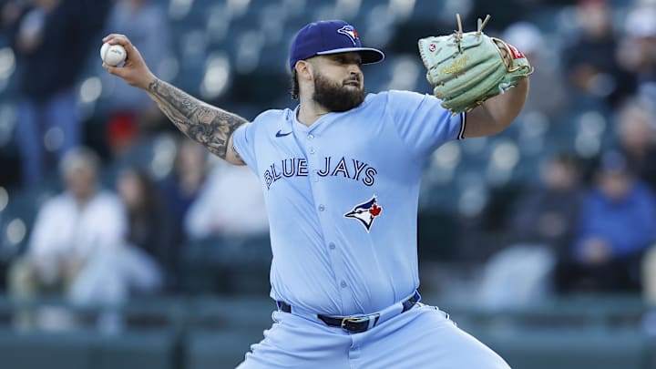 May 27, 2024; Chicago, Illinois, USA; Toronto Blue Jays starting pitcher Alek Manoah (6) delivers a pitch against the Chicago White Sox during the first inning at Guaranteed Rate Field. Mandatory Credit: Kamil Krzaczynski-Imagn Images May 27, 2024; Chicago, Illinois, USA; Toronto Blue Jays starting pitcher Alek Manoah (6) delivers a pitch against the Chicago White Sox during the first inning at Guaranteed Rate Field. Mandatory Credit: Kamil Krzaczynski-Imagn Images