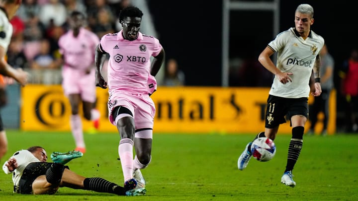 Jan 21, 2023; Fort Lauderdale, FL, USA; Vasco da Gama midfielder Figueiredo (15) tackles Inter Miami