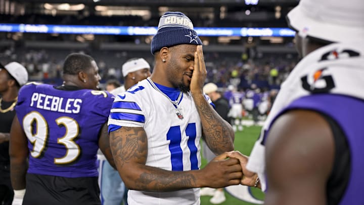 Dallas Cowboys defensive end Micah Parsons talks with Baltimore Ravens linebacker Odafe Oweh after the preseason game at AT&T Stadium 