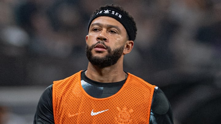 Memphis Depay ficou três semanas afastado com dores na coxa