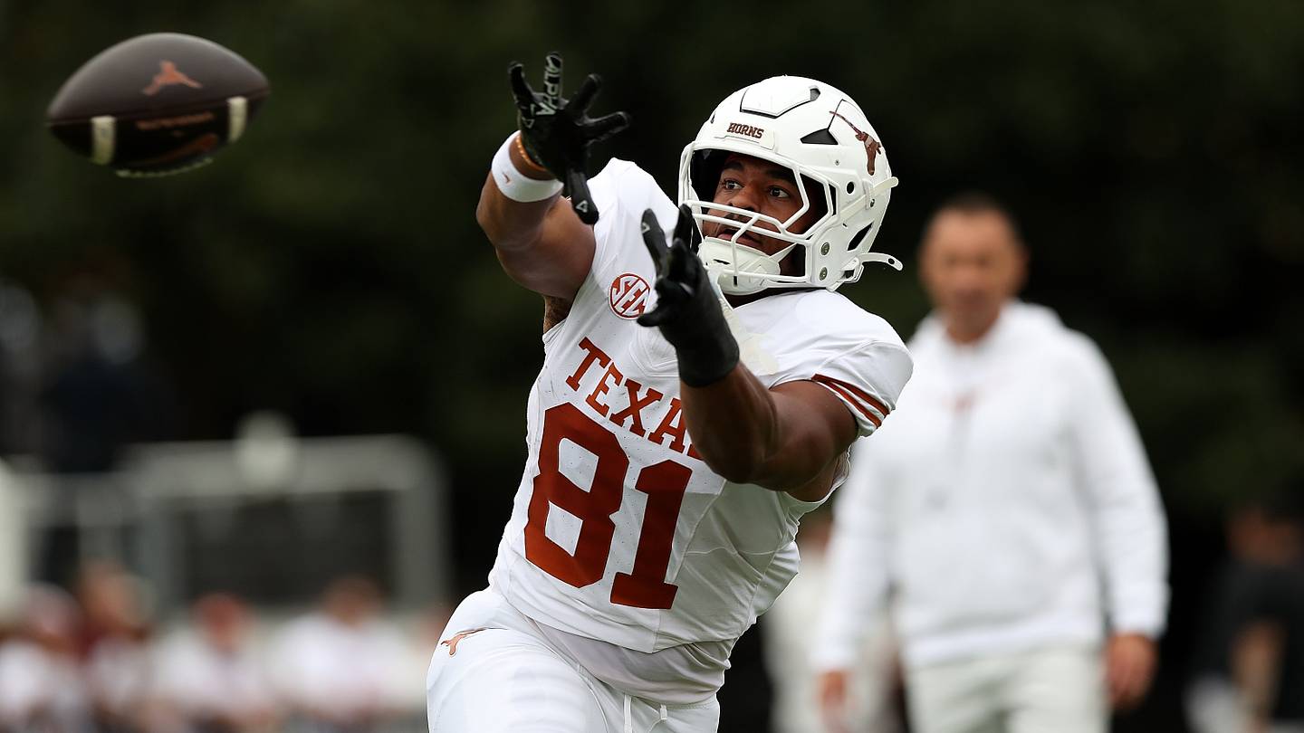 Steve Sarkisian keeps Nick Townsend's injury status close to the vest going into Week 3