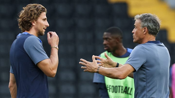 Illia Zabarny en discussions avec Luis Enrique - PSG