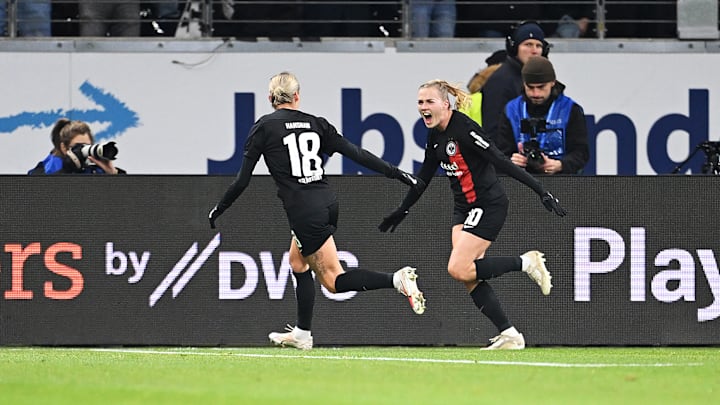 Verena Hanshaw (links) und Laura Freigang jubeln über das 1:0