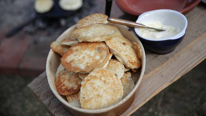 Freshly cooked hoecakes—a staple 18th-century breakfast and a favorite of George Washington—served alongside butter. Freshly cooked hoecakes—a staple 18th-century breakfast and a favorite of George Washington—served alongside butter.